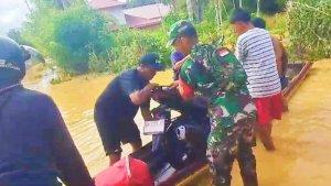 Babinsa-Sertu-Suwendi-bantu-warga-saat-banjir.jpg