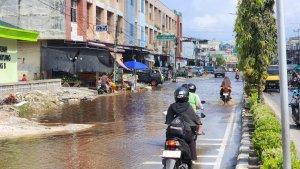 Banjir-Rob-mulai-merendam-jalan-protokol-di-Kota-dumai.jpg