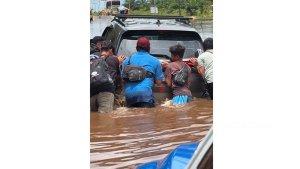 Banjir-di-jalan-lintas-Dayun-Buton-Kabupaten-Siak.jpg