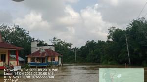 Banjir-yang-melanda-Desa-Lubuk-Kembang-Bunga-Ukui-meluas.jpg