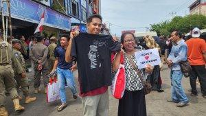 Batara_Siagian_bersama_sang_ibu_memperlihatkan_baju_bertanda_tangan_jokowi.jpg
