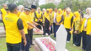 Berkunjung-ke-Rumah-Tokoh-Ziarah-Hingga-Bagikan-Seribu-Bibit-Sempena-HUT-Golkar-ke-61.jpg