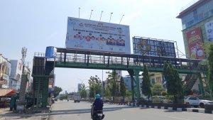 Billboard-lima-kandidat-Pilwako-Pekanbaru-tahun-2024-terlihat-di-JPO.jpg