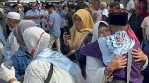 Breaking_News_Tangis_Haru_Keluarga_Iringi_Keberangkatan_Perdana_Jemaah_Haji_Pekanbaru_2025.jpg