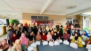 Bundo-Kanduang-Provinsi-Riau-salurkan-bantuan-korban-banjir.jpg