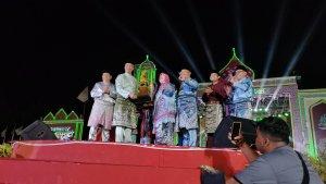 Bupati-Bengkalis-Kasmarni-Saat-Menerima-Piala-Juara-Umum-MTQ-Riau-ke-43-di-Bengkalis.jpg