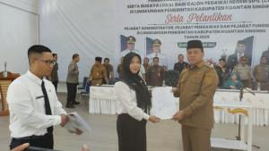 Bupati-Kuansing-Suhardiman-Amby-menyerahkan-SPMT-ke-para-CPNS.jpg