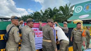 Bupati-Kuansing-Suhardiman-Amby-pasang-spanduk-penyegelan-pabrik.jpg
