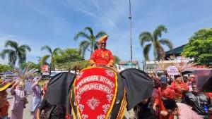 Bupati-Pelalawan-H-Zukri-menaiki-miniatur-gajah.jpg