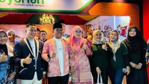 Bupati-Pelalawan-Zukri-Misran-berfoto-di-depan-stand-Bank-Riau-Kepri-Syariah.jpg