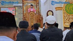 Bupati-Pelalawan-Zukri-Undang-Seluruh-Warga-ke-Rumah-Dinas-Saat-Open-House-Idul-Fitri-Lebaran-Kedua.jpg