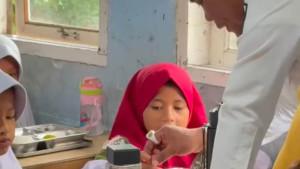 Bupati-Pelalawan-zukri-peluncuran-MBG.jpg