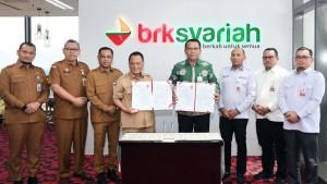 Bupati-Rohil-Bistamam-dan-Plt-Direktur-Utama-BRK-Syariah-Helwin-Yunus.jpg