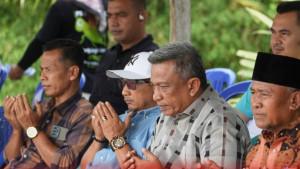Bupati-Rohul-Anton-berasa-di-antara-tokoh-masyarakat.jpg