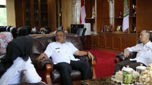 Bupati-Rohul-Anton-nampak-tengah-beraduiensi-dengan-Komisi-Penanggulangan-AIDS.jpg