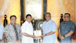 Bupati-Rohul-Anton-saat-bersilaturahmi-dengan-mantan-Bupati-Rohul-Achmad.jpg