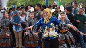 Bupati-Siak-Afni-menari.jpg