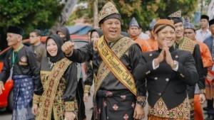 Bupati-Suhardiman-Amby-dan-Wabup-Muhklisin-memakai-baju-adat.jpg