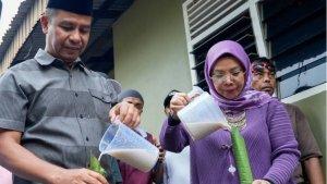 Bupati-kampar-buat-lemang.jpg