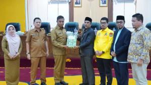 Bupati-serahkan-KUA-PPAS-kepada-Ketua-DPRD-Kampar.jpg