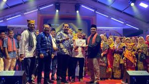 COO-PT-RAPP-Eduward-Ginting-serah-piagam.jpg