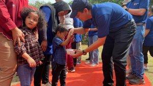 COO-RAPP-Eduward-Ginting-memberikan-makanan-ke-anak-di-Desa-Delik.jpg