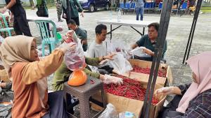 Cabai_merah_ikut_dijual_dalam_Gerakan_Pangan_Murah_di_Jalan_Inpres_09102025.jpg