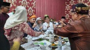Cawapres-Muhaimin-Iskandar-Layani-Foto-Pendukung.jpg