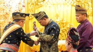 Dapat_Anugerah_Adat_Ingatan_Budi_dari_LAM_Riau_Kapolri_Dipasangi_Tanjak-Selempang_dan_Keris.jpg