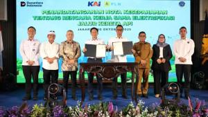 Direktur-Utama-PLN-Darmawan-Prasodjo-dan-Direktur-Utama-KAI-Bobby-Rasyidin.jpg