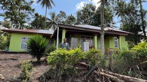 Edi-Candra-52-di-depan-rumahnya-yang-selamat-dari-hantaman-banjir-bandang-di-Sumbar.jpg