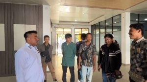 Eks_karyawan_ijazahnya_ditahan_saat_memenuhi_panggilan_Disnakertrans_Riau_di_Pekanbaru.jpg