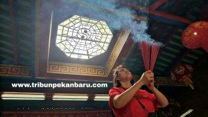 FOTO_Sembahyang_Imlek_2572_di_Pekanbaru_1.jpg