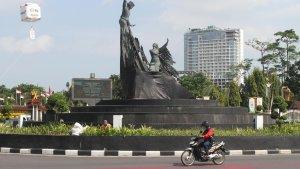 FOTO_Tugu_Zapin_Pekanbaru_Masih_Ditutup_Sarung_3.jpg