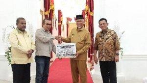 Gubernur-Kepri-serah-bantuan-ke-Gubernur-Sumbar.jpg