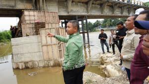 Gubernur-Riau-Abdul-Wahid-bersama-PUPR-Riau-meninjau-Jembatan-Sungai-Rokan.jpg