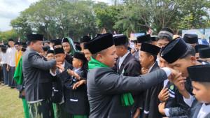 Gubernur-Riau-Abdul-Wahid-dan-Bupati-Kuansing-Suhardiman-Amby-menyalami.jpg