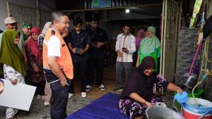 Gubernur-Riau-Abdul-Wahid-kunjungi-warga-mengalami-kebakaran.jpg