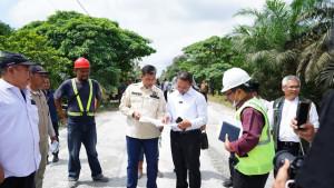 Gubernur-Riau-Abdul-Wahid-meninjau-pembangunan-jalan-Selensen-Inhil.jpg