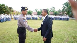 Gubernur-Riau-Abdul-Wahid-menyalami-komandan-upacara-Hari-Kesaktian-Pancasila.jpg