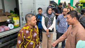 Gubernur-Riau-Abdul-Wahid-saat-meninjau-operasi-pasar-murah.jpg
