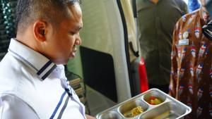 Gubri-Abdul-Wahid-lihat-langsung-menu-MBG-di-SMAN-5-Pekanbaru.jpg