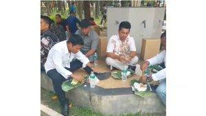 Indra-Gunawan-Eet-saat-makan-siang-di-halaman-gedung-DPRD-Riau.jpg