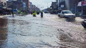 Jalan_Hasanuddin_Kota_Dumai_terendam_pansang_keling.jpg