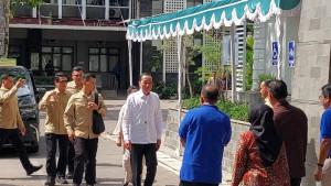 Jokowi-temu-alumni-UGM-80-an.jpg