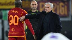 Jose-Mourinho-Bungkam-Usai-Laga-AS-Roma-vs-Fiorentina-yang-Mengharuskan-Romelu-Lukaku-Dikartu-Merah.jpg