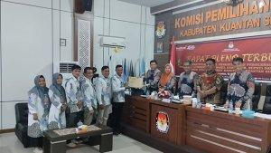 KPU-Kuansing-Tetapkan-Bupati-dan-Wakil-Terpilih-Pilkada-2024-Tiga-Hari-Setelah-Putusan-MK.jpg