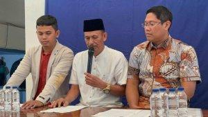 Kades-Kades-Kohod-Arsin-bin-Asip-tengah-didampingi-kuasa-hukumnya-saat-tampil-di-hadapan-publik.jpg