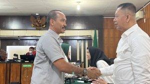 Kadishub-Pekanbaru-nonaktif-Yuliarso-salaman-dengan-indra-pomi.jpg