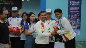 Kadispora-Riau-Boby-Rachmat-bersama-atlet-Kempo-Riau-yang-meraih-emas-di-Popnas-2023.jpg